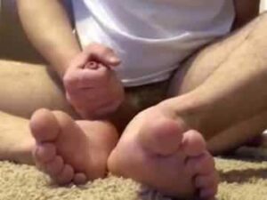 Amateur Cam Boy Cums On His Feet