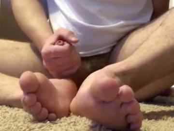 Amateur Cam Boy Cums On His Feet